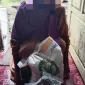 Foto: Warga Sabunten menunjukkan bantuan pangan yang diterimanya.