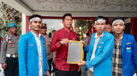 Foto: Kabag Perekonomian dan SDA Setkab Sumenep, Dadang Dedy Iskandar (tengah), menerima berkas tuntutan dari Ketua PK PMII UPI Sumenep, Diky Alamsyah (kanan), usai aksi