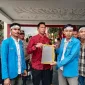 Foto: Kabag Perekonomian dan SDA Setkab Sumenep, Dadang Dedy Iskandar (tengah), menerima berkas tuntutan dari Ketua PK PMII UPI Sumenep, Diky Alamsyah (kanan), usai aksi