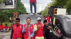 Foto: Para anggota Madas Sedarah dari Sumenep berpose di depan mobil komando saat mengikuti aksi demonstrasi di Mapolda Jawa Timur.