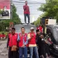 Foto: Para anggota Madas Sedarah dari Sumenep berpose di depan mobil komando saat mengikuti aksi demonstrasi di Mapolda Jawa Timur.