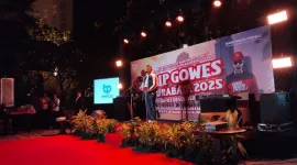 Foto: CEO Bani Insan Peduli Ali Zainal Abidin menyampaikan sambutan pada rangkaian 1 Anniversary BIP di Surabaya, Sabtu malam (6/12/2025).
