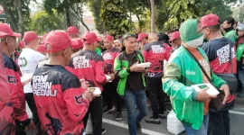 Foto: Relawan Bani Insan Peduli membagikan nasi kotak kepada para pengemudi ojek online di depan Gedung Negara Grahadi Surabaya pada rangkaian 1st Anniversary BIP.