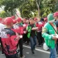 Foto: Relawan Bani Insan Peduli membagikan nasi kotak kepada para pengemudi ojek online di depan Gedung Negara Grahadi Surabaya pada rangkaian 1st Anniversary BIP.