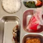 Foto: Menu Program Makan Bergizi Gratis (MBG) di salah satu sekolah di Kecamatan Dungkek, Sumenep, berisi nasi, ikan goreng kecil, tempe, sayur, sambal, dan buah yang dikemas plastik.