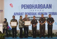Foto: Kapolres Sumenep AKBP Rivanda menerima penghargaan Peringkat I Nasional Penanganan Tipikor Tahun 2025.