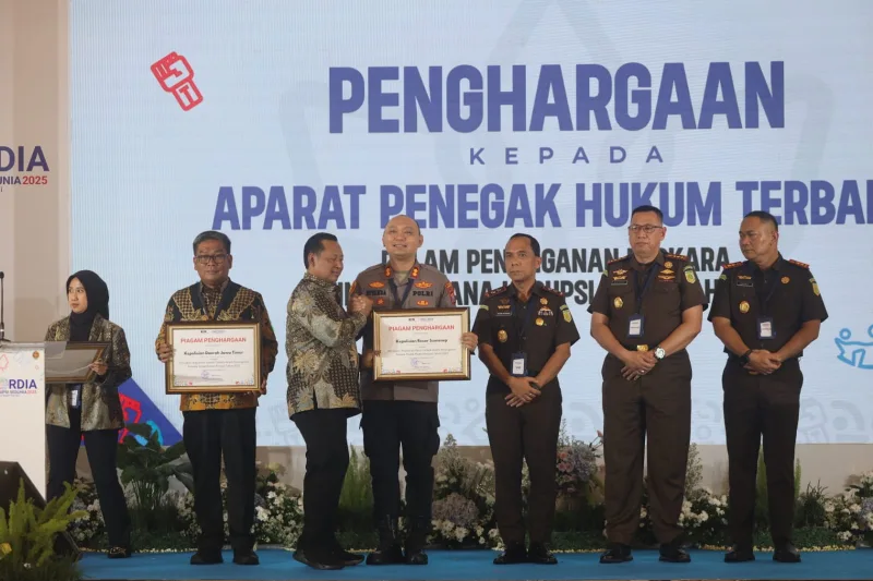 Foto: Kapolres Sumenep AKBP Rivanda menerima penghargaan Peringkat I Nasional Penanganan Tipikor Tahun 2025.