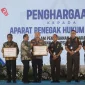 Foto: Kapolres Sumenep AKBP Rivanda menerima penghargaan Peringkat I Nasional Penanganan Tipikor Tahun 2025.