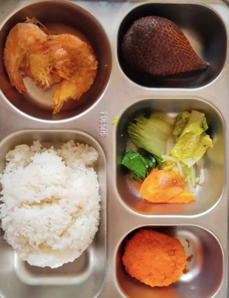 Foto: Menu MBG di salah satu sekolah di Kecamatan Dungkek berisi nasi putih, udang krispi, nugget tahu, sayur pokcoy wortel, dan buah salak.