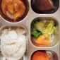 Foto: Menu MBG di salah satu sekolah di Kecamatan Dungkek berisi nasi putih, udang krispi, nugget tahu, sayur pokcoy wortel, dan buah salak.