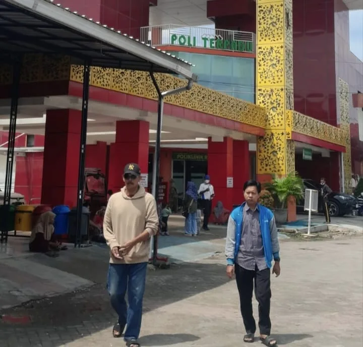 Foto: Tampak beberapa pengunjung berada di halaman RSUD dr. H. Moh. Anwar Sumenep.