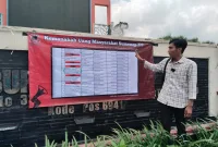 Foto: Analis kebijakan publik Efendi Pradana memaparkan temuan kejanggalan data penerima hibah Sumenep 2025 melalui baliho informasi yang dipasang di ruang publik.