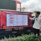 Foto: Analis kebijakan publik Efendi Pradana memaparkan temuan kejanggalan data penerima hibah Sumenep 2025 melalui baliho informasi yang dipasang di ruang publik.