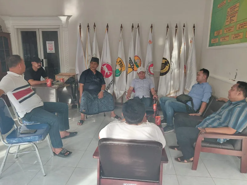 Foto: Sejumlah perwakilan Aliansi Club Voli Sumenep Bersatu dan PBVSI Sumenep saat melakukan audiensi di Kantor KONI Sumenep.