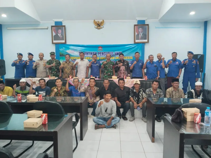 Foto: Pengurus HNSI Kecamatan Pasongsongan bersama jajaran HNSI Kabupaten Sumenep, Forkopimcam, TNI-Polri, dan instansi terkait usai pelantikan pengurus di Aula UPT PPP Pasongsongan.