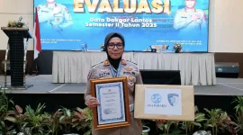 Foto: AKP Ninit Titis Dewiyani, S.E., Kasat Lantas Polres Sumenep, saat menerima penghargaan Terbaik I penurunan angka kecelakaan lalu lintas Triwulan III Tahun 2025 di Polda Jawa Timur.