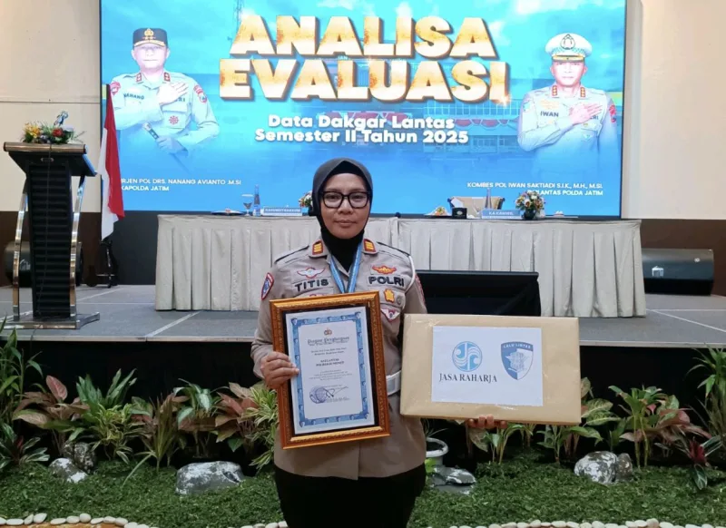 Foto: AKP Ninit Titis Dewiyani, S.E., Kasat Lantas Polres Sumenep, saat menerima penghargaan Terbaik I penurunan angka kecelakaan lalu lintas Triwulan III Tahun 2025 di Polda Jawa Timur.