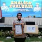 Foto: AKP Ninit Titis Dewiyani, S.E., Kasat Lantas Polres Sumenep, saat menerima penghargaan Terbaik I penurunan angka kecelakaan lalu lintas Triwulan III Tahun 2025 di Polda Jawa Timur.