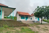Foto: Gedung Kantor Desa Poja, Kecamatan Gapura, Sumenep, yang dibangun dari Dana Desa dan ADD, namun pelayanan administrasi tidak sepenuhnya dipusatkan di lokasi ini.