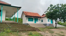 Foto: Gedung Kantor Desa Poja, Kecamatan Gapura, Sumenep, yang dibangun dari Dana Desa dan ADD, namun pelayanan administrasi tidak sepenuhnya dipusatkan di lokasi ini.