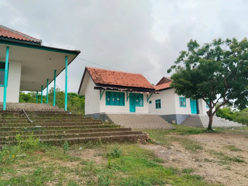 Foto: Gedung Kantor Desa Poja, Kecamatan Gapura, Sumenep, yang dibangun dari Dana Desa dan ADD, namun pelayanan administrasi tidak sepenuhnya dipusatkan di lokasi ini.