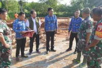 Foto: Dandim 0827/Sumenep (kiri) bersama jajaran dan pihak terkait meninjau progres pembangunan Koperasi Merah Putih di Kecamatan Rubaru, Kabupaten Sumenep.