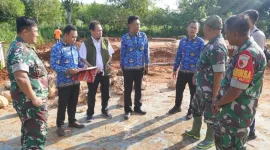 Foto: Dandim 0827/Sumenep (kiri) bersama jajaran dan pihak terkait meninjau progres pembangunan Koperasi Merah Putih di Kecamatan Rubaru, Kabupaten Sumenep.