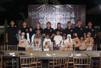Foto: Anggota N46END24 GAJA50RA bersama anak yatim usai penyerahan santunan dalam rangka Anniversary ke-4 di Hotel Myze Sumenep, Sabtu (20/12/2025).