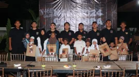 Foto: Anggota N46END24 GAJA50RA bersama anak yatim usai penyerahan santunan dalam rangka Anniversary ke-4 di Hotel Myze Sumenep, Sabtu (20/12/2025).