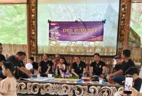 Foto: Alumni DIKMABA PK Polri 1997/1998 DSD Sumenep bersama keluarga saat Family Gathering di Pantai Slopeng, Minggu (21/12/2025).