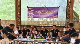 Foto: Alumni DIKMABA PK Polri 1997/1998 DSD Sumenep bersama keluarga saat Family Gathering di Pantai Slopeng, Minggu (21/12/2025).