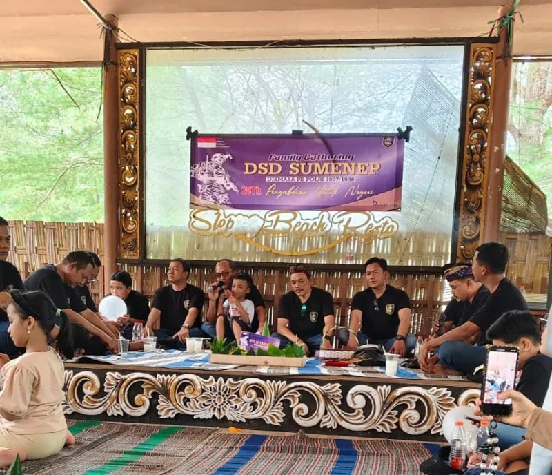 Foto: Alumni DIKMABA PK Polri 1997/1998 DSD Sumenep bersama keluarga saat Family Gathering di Pantai Slopeng, Minggu (21/12/2025).