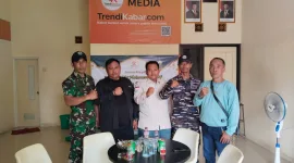 Foto: Danposkamladu Pasongsongan Lettu Laut (H) Sugianto, S.H. bersama personel TNI AL dan jajaran redaksi Media TrendiKabar.com usai silaturahmi di Kantor TrendiKabar.com, Sumenep