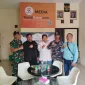 Foto: Danposkamladu Pasongsongan Lettu Laut (H) Sugianto, S.H. bersama personel TNI AL dan jajaran redaksi Media TrendiKabar.com usai silaturahmi di Kantor TrendiKabar.com, Sumenep