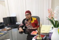 Foto: Kepala Bidang Aset BPKAD Kabupaten Sumenep saat berada di ruang kerjanya.