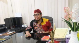 Foto: Kepala Bidang Aset BPKAD Kabupaten Sumenep saat berada di ruang kerjanya.