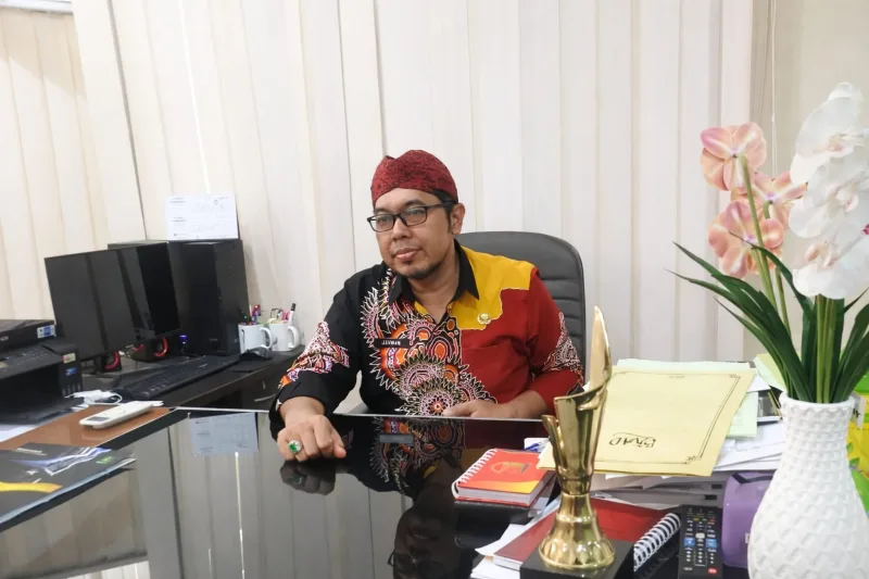 Foto: Kepala Bidang Aset BPKAD Kabupaten Sumenep saat berada di ruang kerjanya.