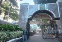 Foto: Ketua LSM Karya Anak Bangsa saat berada di depan Gedung Kejaksaan Agung Republik Indonesia, Jakarta.