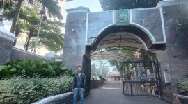Foto: Ketua LSM Karya Anak Bangsa saat berada di depan Gedung Kejaksaan Agung Republik Indonesia, Jakarta.