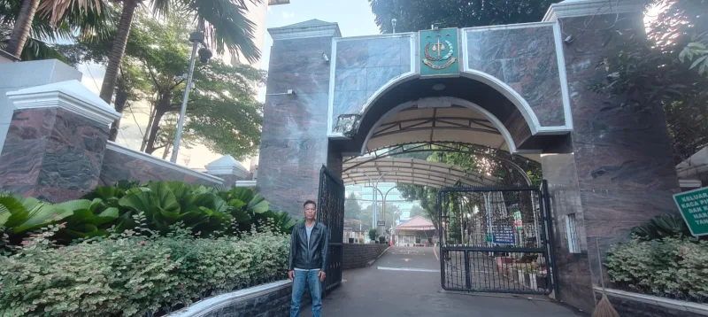 Foto: Ketua LSM Karya Anak Bangsa saat berada di depan Gedung Kejaksaan Agung Republik Indonesia, Jakarta.