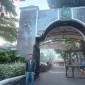 Foto: Ketua LSM Karya Anak Bangsa saat berada di depan Gedung Kejaksaan Agung Republik Indonesia, Jakarta.