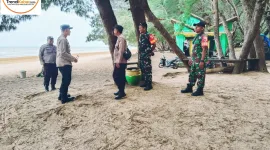 Foto: Personel Polsek dan Koramil Batang-Batang saat melaksanakan patroli pengamanan di kawasan wisata Pantai Lombang, Sumenep.