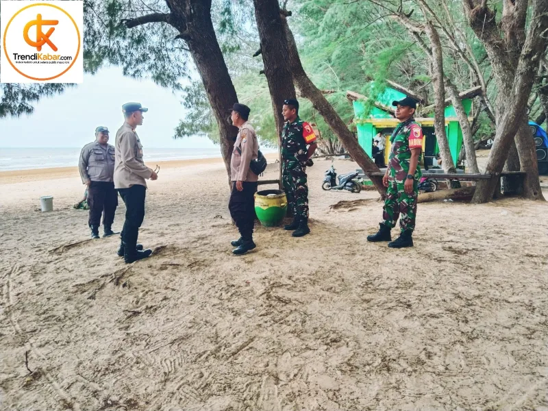 Foto: Personel Polsek dan Koramil Batang-Batang saat melaksanakan patroli pengamanan di kawasan wisata Pantai Lombang, Sumenep.