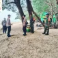 Foto: Personel Polsek dan Koramil Batang-Batang saat melaksanakan patroli pengamanan di kawasan wisata Pantai Lombang, Sumenep.