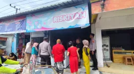 Foto: Personel Polsek Batang-Batang bersama warga saat berada di lokasi kebakaran Warung Riskiyah di Desa Legung Timur, Kecamatan Batang-Batang, Sumenep.