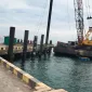 Foto: Aktivitas pekerjaan Replacement Paspel di Pelabuhan Sapudi tampak terhenti, dengan alat berat dan ponton proyek berada di sisi dermaga.