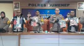 Foto: Jajaran Polres Sumenep menunjukkan barang bukti saat Konferensi Pers Ungkap Kasus Akhir Tahun 2025 di Aula Sanika Satyawada Polres Sumenep, Senin (29/12/2025).