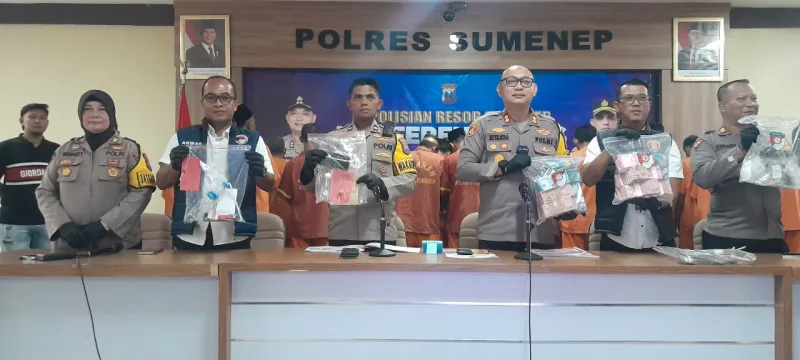 Foto: Jajaran Polres Sumenep menunjukkan barang bukti saat Konferensi Pers Ungkap Kasus Akhir Tahun 2025 di Aula Sanika Satyawada Polres Sumenep, Senin (29/12/2025).