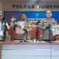 Foto: Jajaran Polres Sumenep menunjukkan barang bukti saat Konferensi Pers Ungkap Kasus Akhir Tahun 2025 di Aula Sanika Satyawada Polres Sumenep, Senin (29/12/2025).