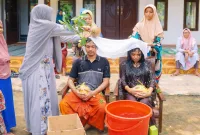 Foto: Prosesi siraman 7 bulanan di Desa Tambaksari, Kecamatan Rubaru, Sumenep, sebagai tradisi doa dan simbol harapan keselamatan bagi ibu dan calon bayi